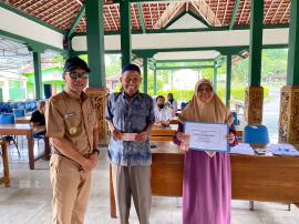 PEMBAGIAN BLT DD  KE 12  KALURAHAN BLEBERAN